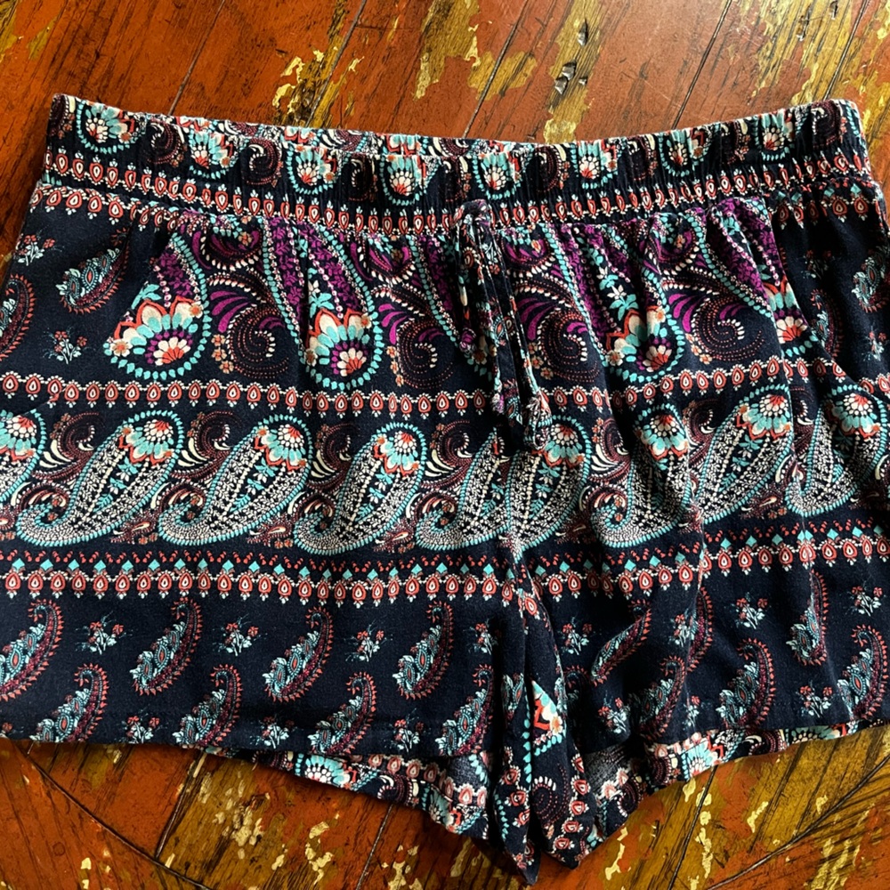 super cute and trendy flowy shorts- perfect for summer!